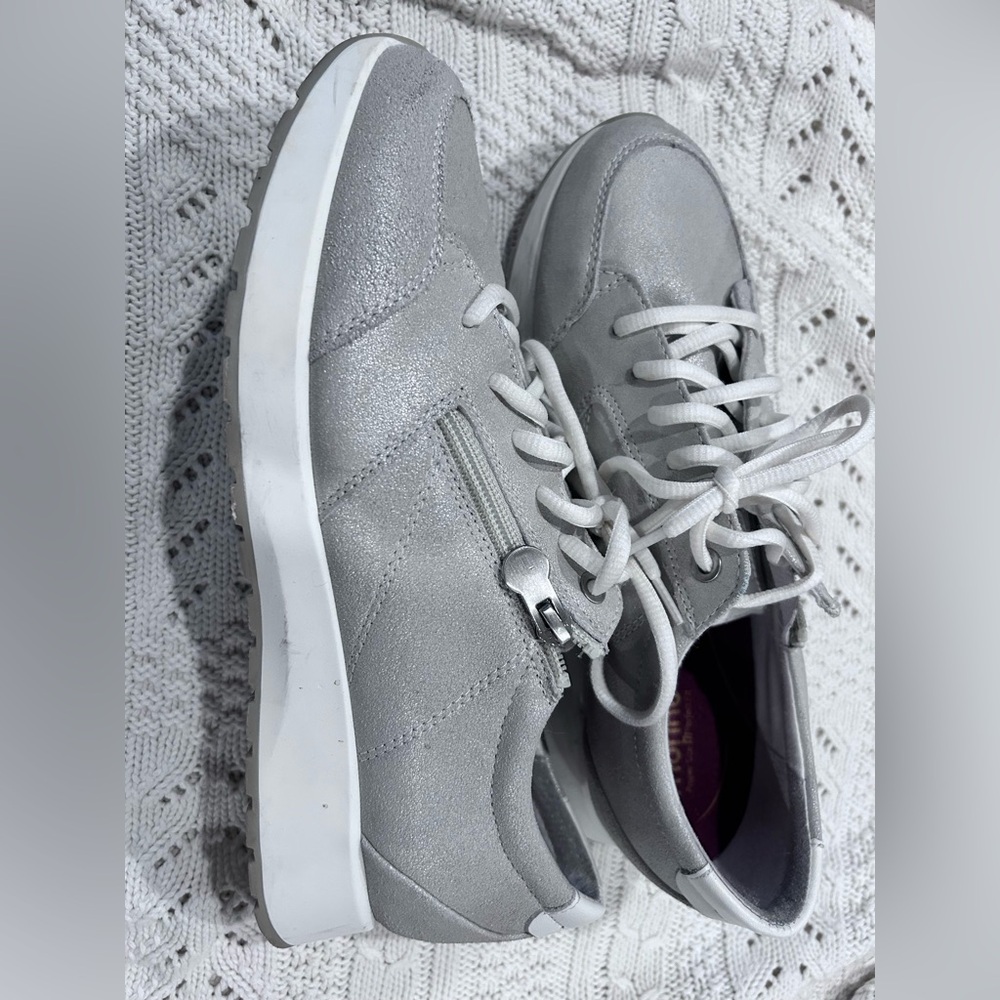 Munro Sutton Silver Lace-Up Casual Sneakers. Size 10